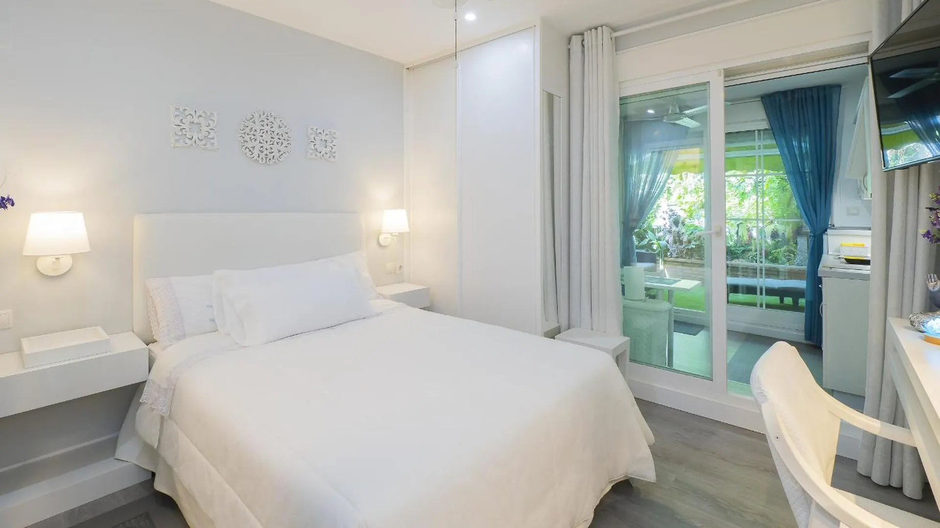 Cubo'S Poseidon Apartment 3 & Pool 贝纳尔马德纳